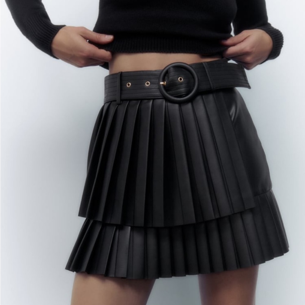 (Sold on d e pop ) Zara Faux Leather Pleated Skirt